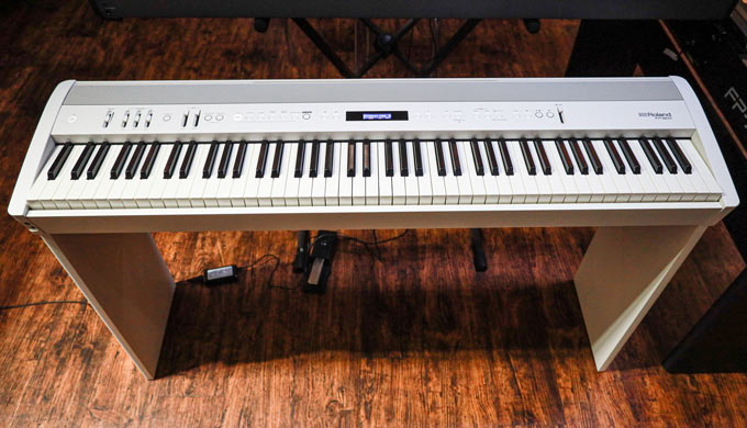 Overview: Piano Portátil Roland FP-60X con motor de sonidos superNATURAL  para todo género musical 