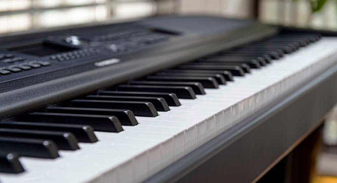 PIANO DIGITAL YAMAHA DGX670 – Global Music Sas